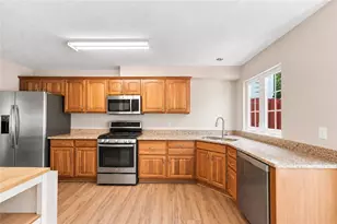 634 E Village Green Blvd, Adams Township, PA 16046 - Photo 5