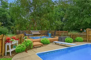 2425 Clearview Dr, Pittsburgh, PA 15116 - Photo 5