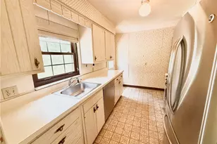 1027 Lindendale Dr, Pittsburgh, PA 15243 - Photo 11