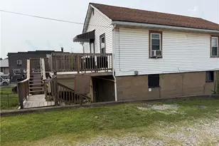 204 1/2 Longfellow St, Vandergrift, PA 15690 - Photo 3