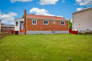 424 Lois Dr, Pittsburgh, PA 15236 - Photo 37