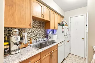 950 Margarite Dr, Scott Township, PA 15216 - Photo 11