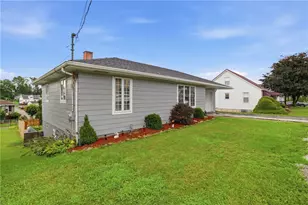 725 Broad St, Mount Pleasant Township, PA 15666 - Photo 25