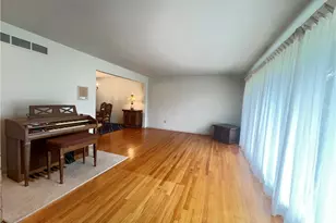 327 Holyoke Rd, Center Township, PA 16001 - Photo 9