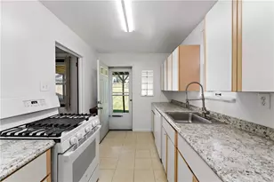 2921 Daniels St, Pittsburgh, PA 15210 - Photo 11