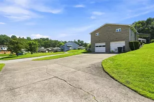 1011 Maryland Ave, Jeannette, PA 15644 - Photo 33