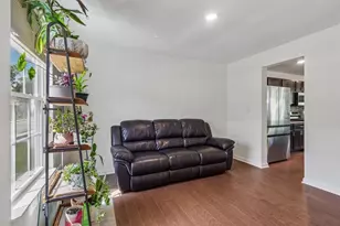 1105 Deerfield Dr, Pittsburgh, PA 15143 - Photo 5