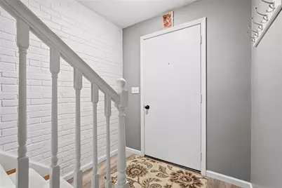 221 Thornberry Dr, Ross Twp, PA 15237 - Photo 5