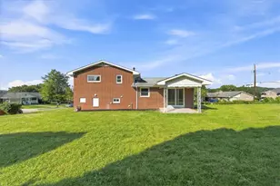 1106 Fairlane Dr, Hopewell Township, PA 15001 - Photo 23