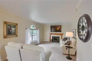 2017 S Trillium Dr, Hopewell Township, PA 15001 - Photo 9