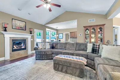101 Sunray Dr, Center Township, PA 15001 - Photo 9