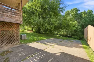 529 Old Farm Rd, Baldwin Twp, PA 15234 - Photo 17