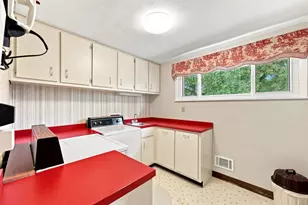237 Woodridge Dr, Green Tree, PA 15106 - Photo 11