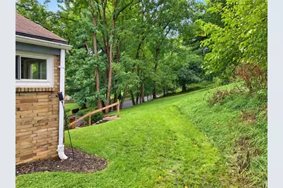 2007 Hillcrest St, Bethel Park, PA 15102 - Photo 9