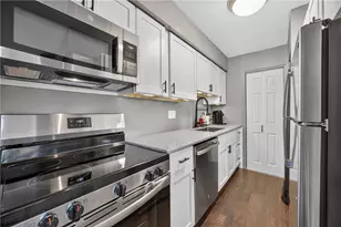 1070 Chatham Park Dr, Scott Township, PA 15216 - Photo 15
