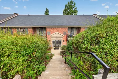 1070 Chatham Park Dr #C, Scott Township, PA 15216 - Photo 3