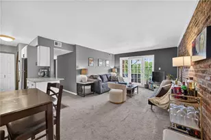 1070 Chatham Park Dr, Scott Township, PA 15216 - Photo 9