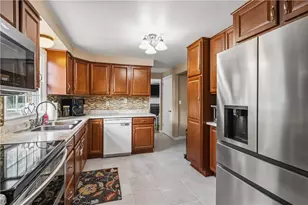 137 Windsor Dr, Hempfield Township, PA 15642 - Photo 5