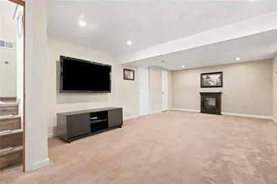 470 Crestview Dr, Pittsburgh, PA 15239 - Photo 17