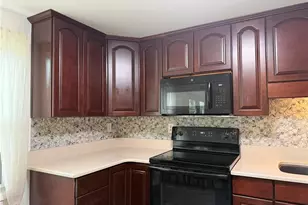 577 Surfside Dr, Pittsburgh, PA 15239 - Photo 9