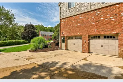 10022 Oakridge Dr, Pittsburgh, PA 15090 - Photo 3