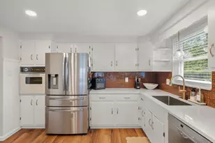 2331 Cassidy Dr, Bethel Park, PA 15102 - Photo 9