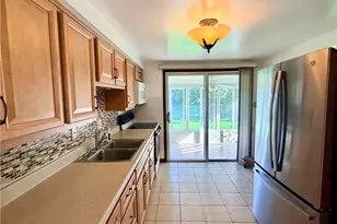 722 Courtview Dr, Hempfield Township, PA 15601 - Photo 7