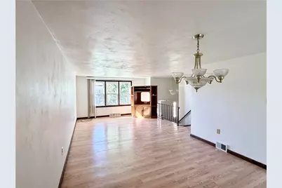722 Courtview Dr, Hempfield Township, PA 15601 - Photo 5