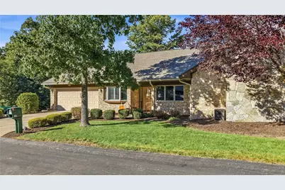 201 Oakview Dr, Hermitage, PA 16148 - Photo 1