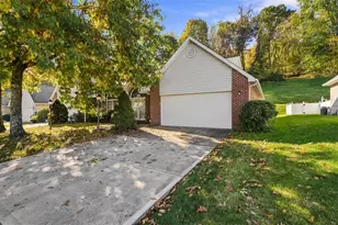 379 Country View Dr, Lower Burrell, PA 15068 - Photo 3