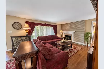 139 Lipinwood Dr, Chippewa Township, PA 15010 - Photo 5