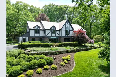 851 Chateau Dr, Franklin Township, PA 16117 - Photo 1