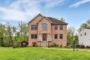 699 Surfside Dr, Pittsburgh, PA 15239 - Photo 1