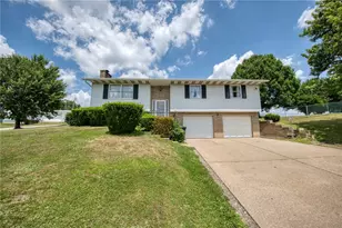 716 Monroe Ave, California, PA 15417 - Photo 1
