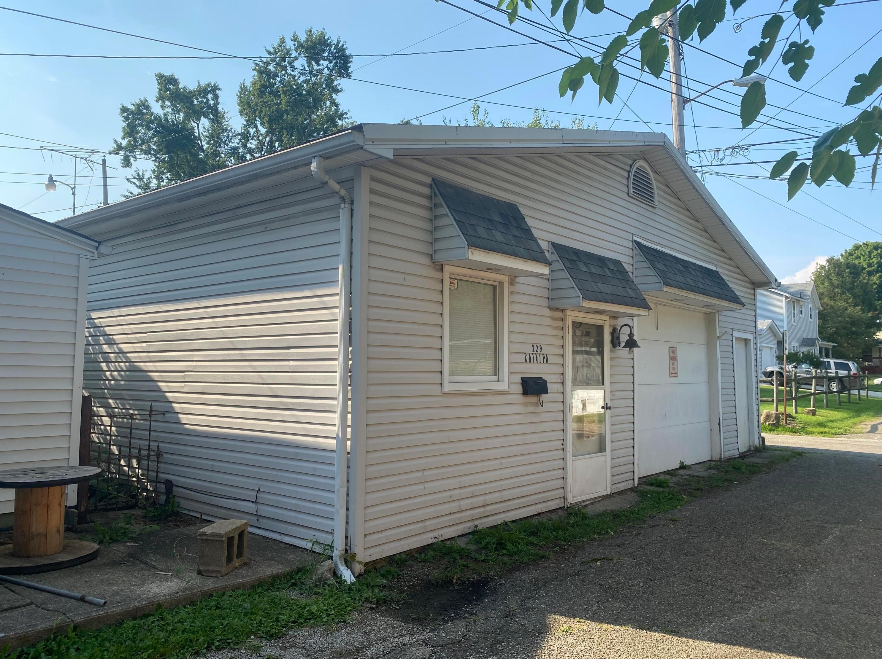 635 Wheeling St, Lancaster OH 43130-3919 exterior