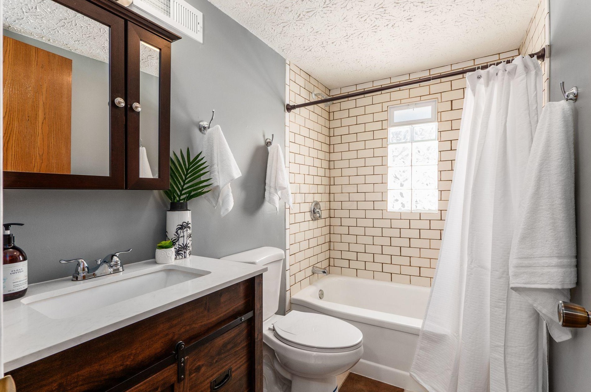 2230 Mcguffey Rd, Columbus OH 43211-2021 exterior