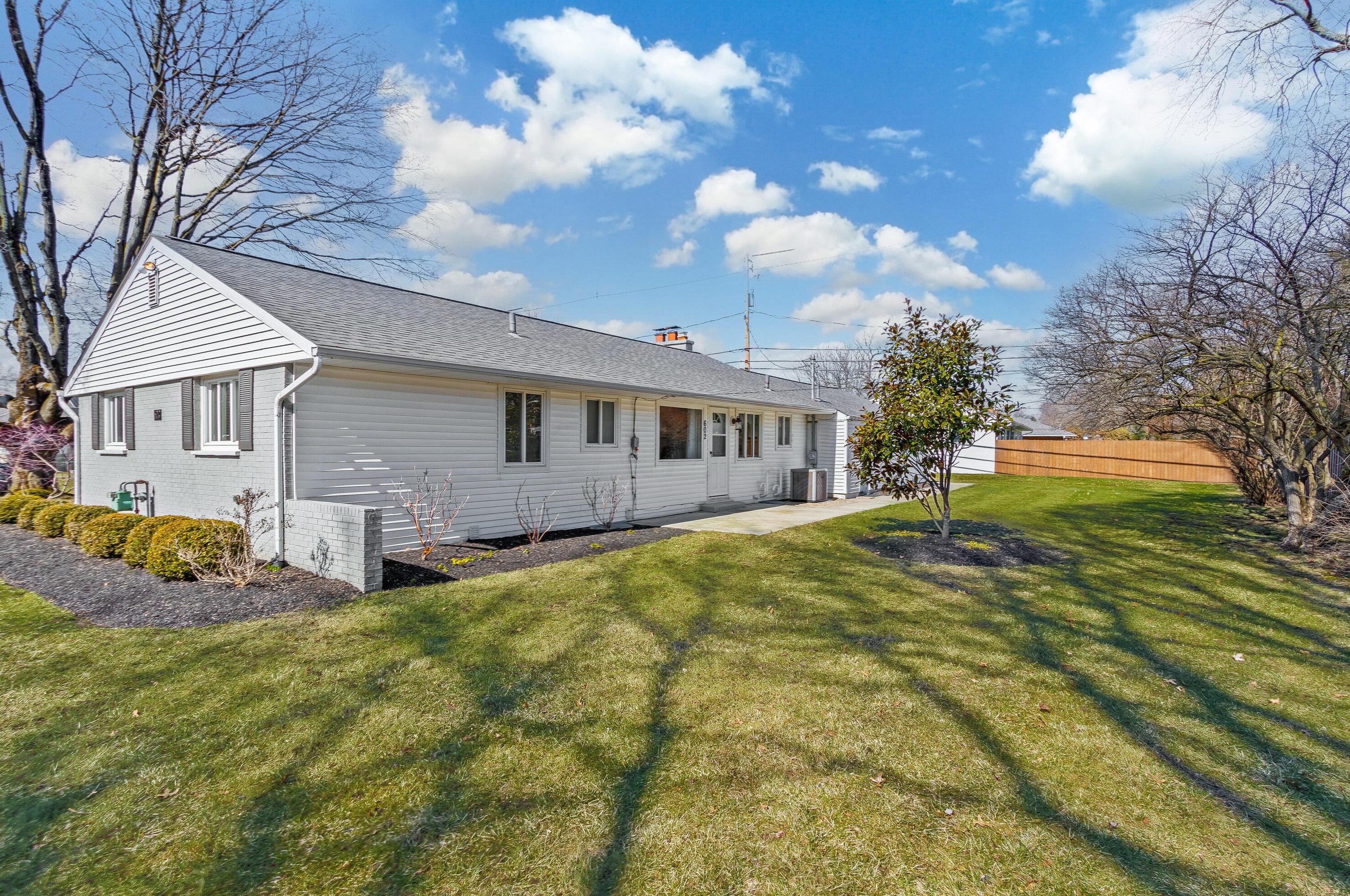 602 Cooke Rd, Columbus OH 43214-2822 exterior