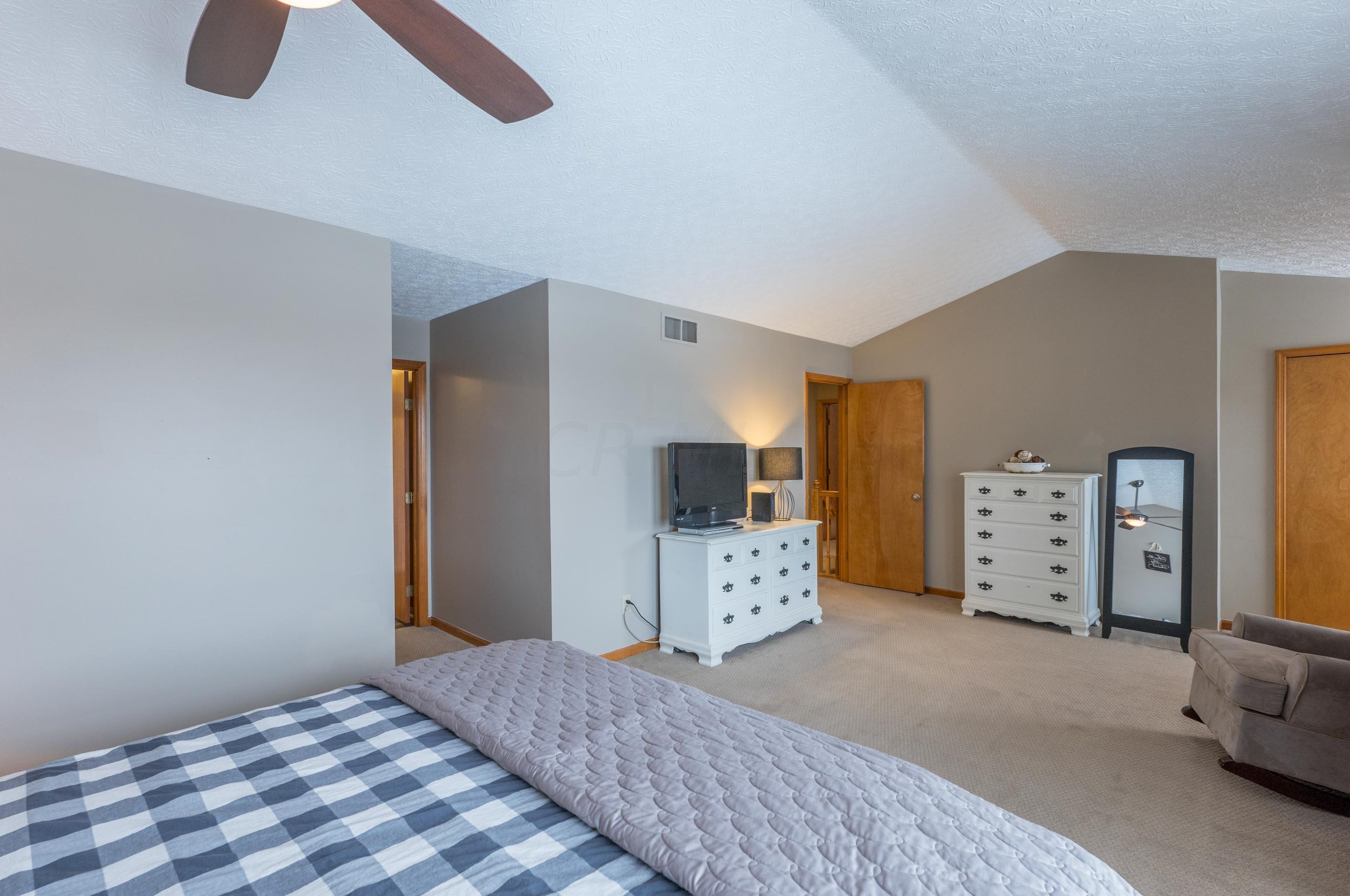 945 Leaflock Ct, Columbus OH exterior