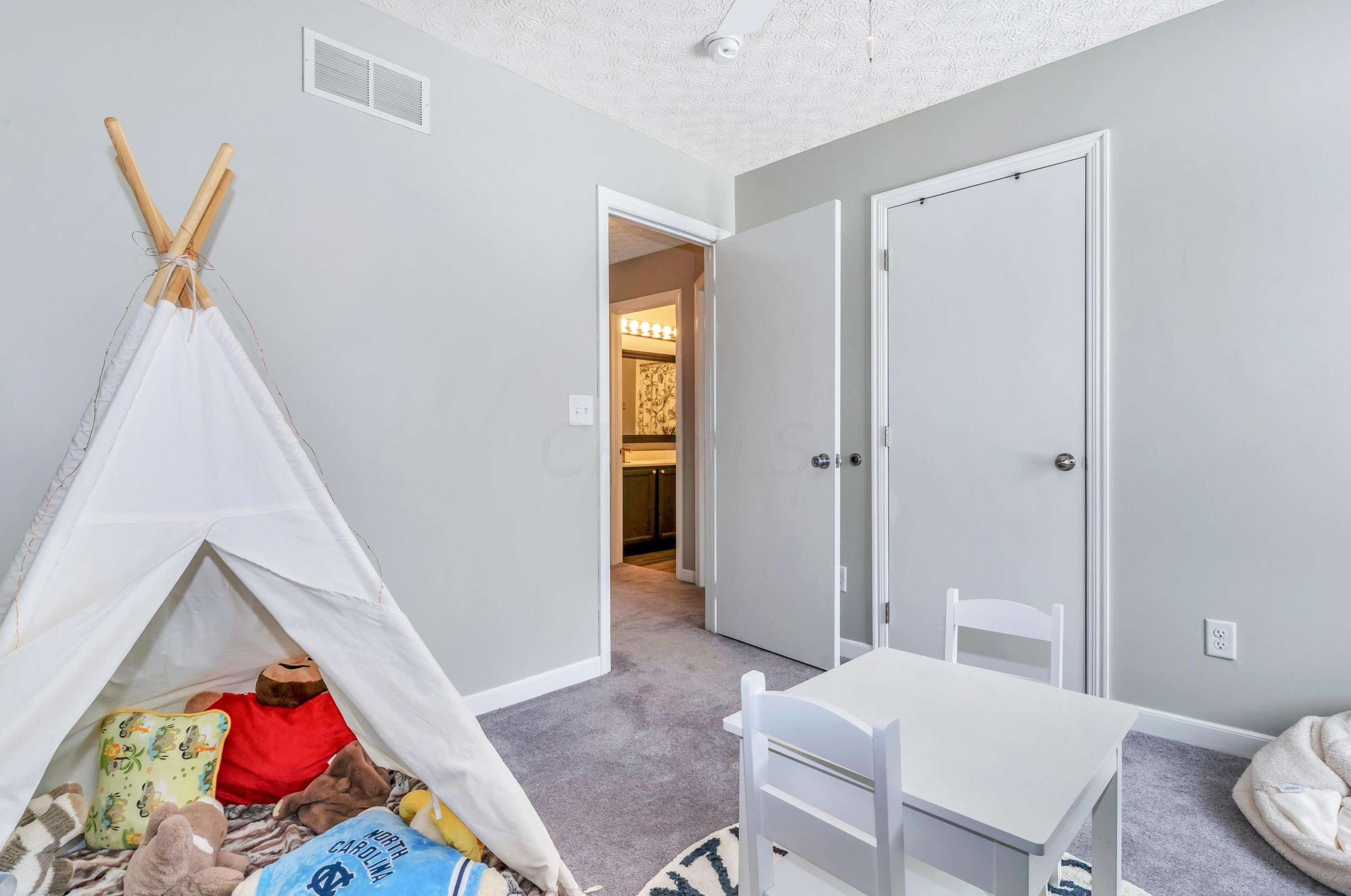 1099 Caroway Blvd, Columbus OH 43230-3217 exterior