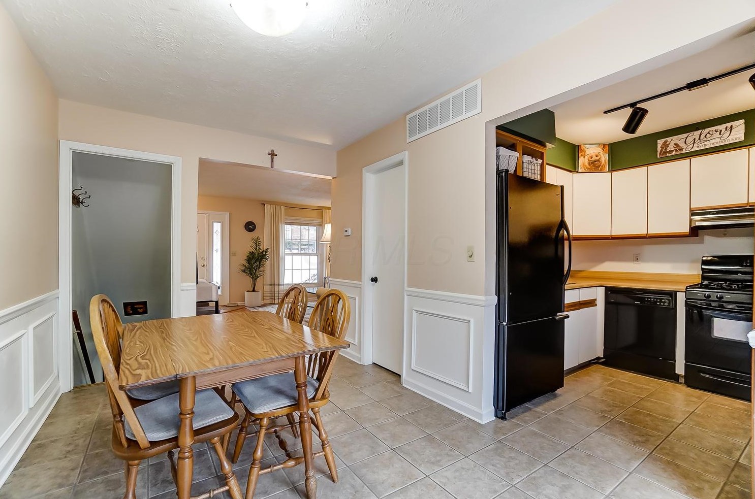 614 Dlyn St, Columbus OH 43228-2516 exterior