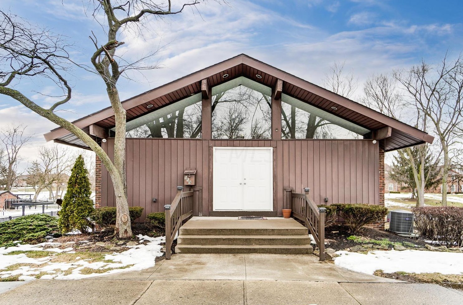 614 Dlyn St, Columbus OH 43228-2516 exterior