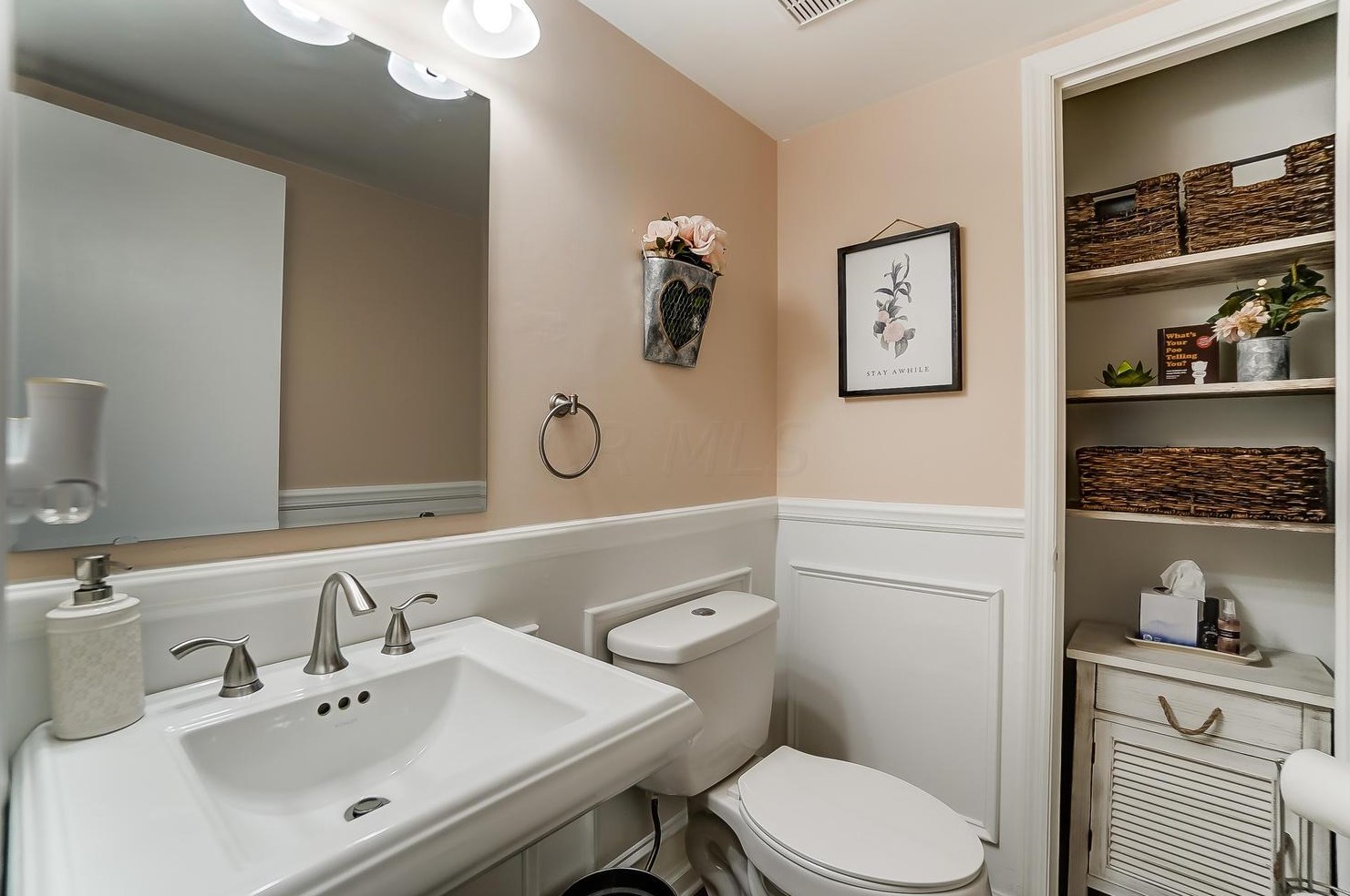 614 Dlyn St, Columbus OH 43228-2516 exterior