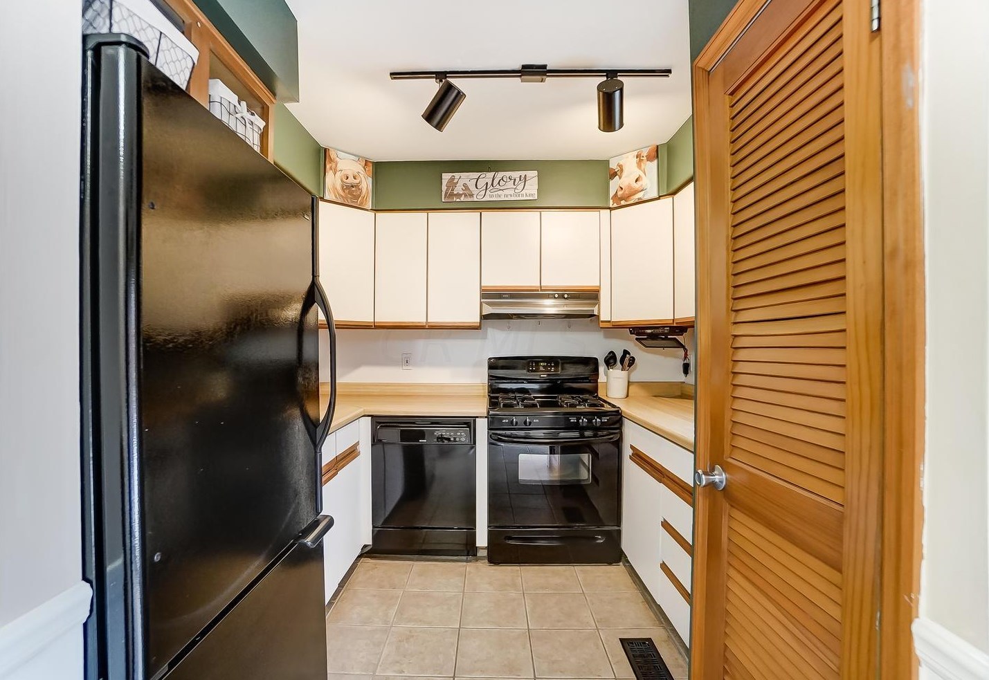 614 Dlyn St, Columbus OH 43228-2516 exterior