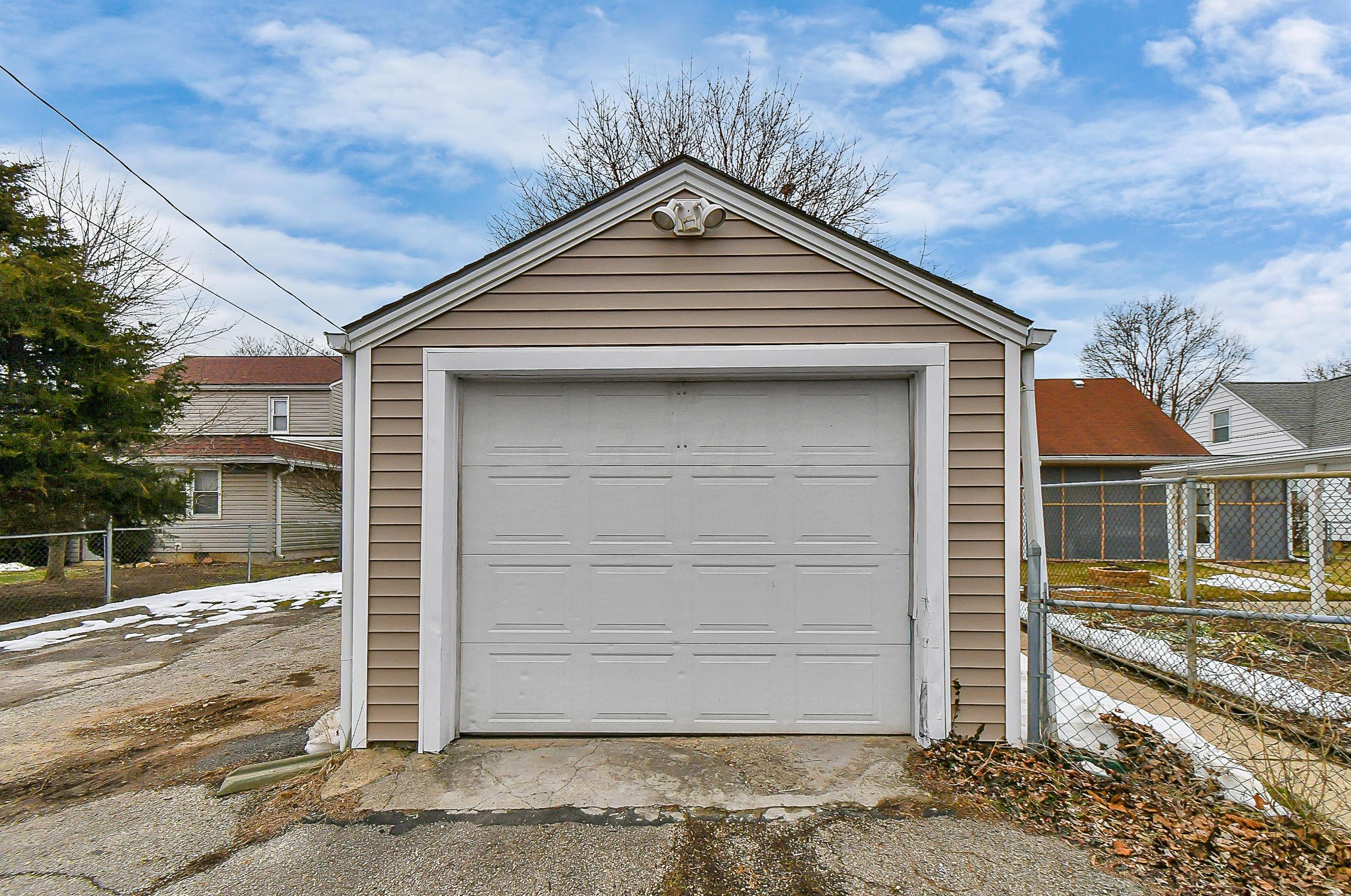 914 Chestershire Rd, Columbus OH 43204-2328 exterior