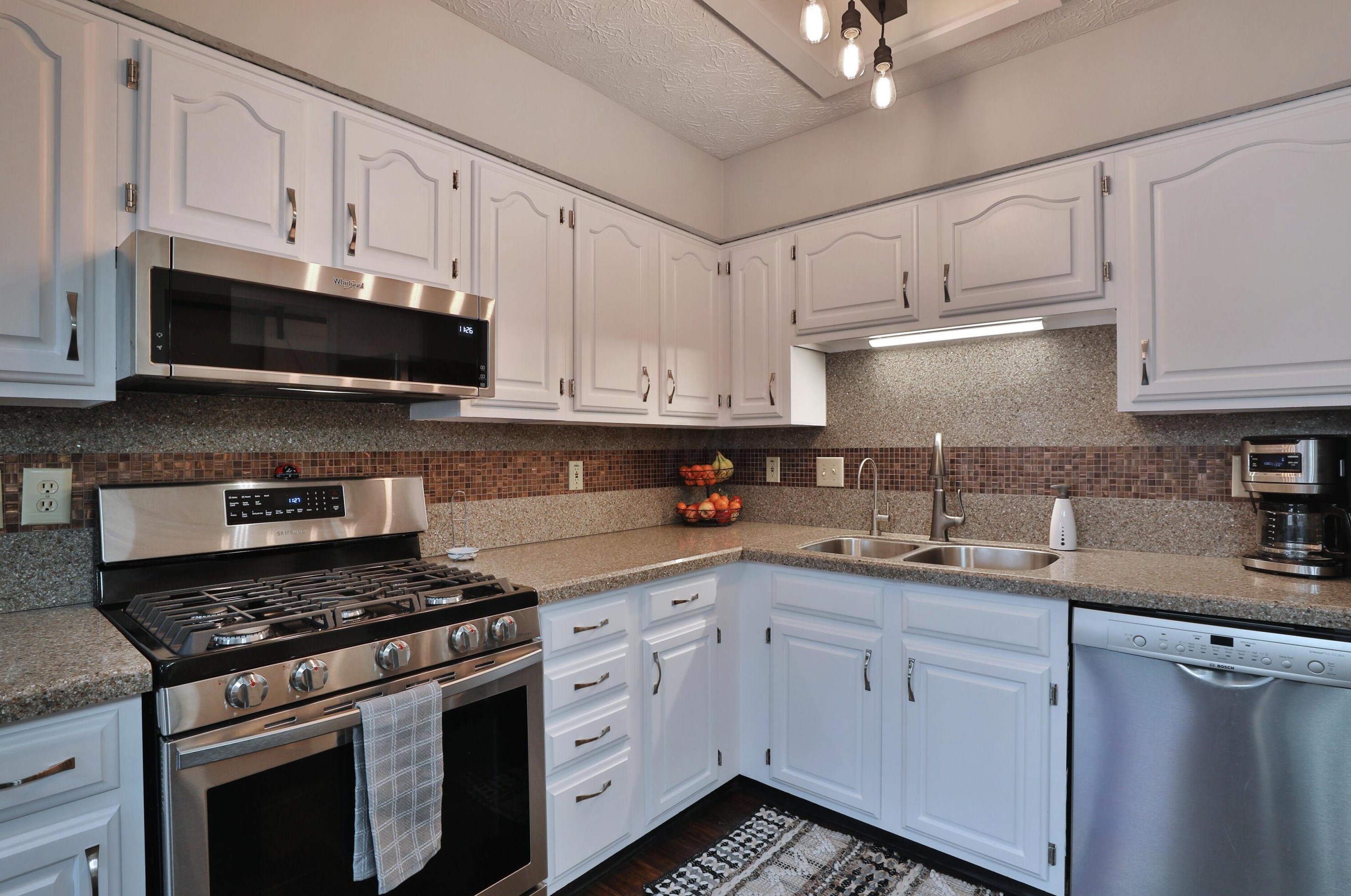 2206 Grn Is Dr, Columbus OH 43228-9432 exterior