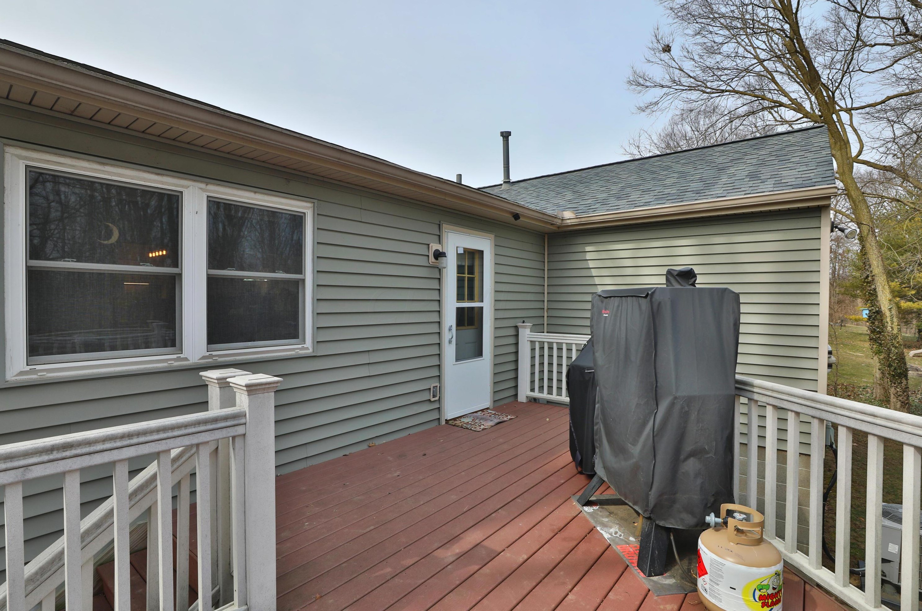 2206 Grn Is Dr, Columbus OH 43228-9432 exterior