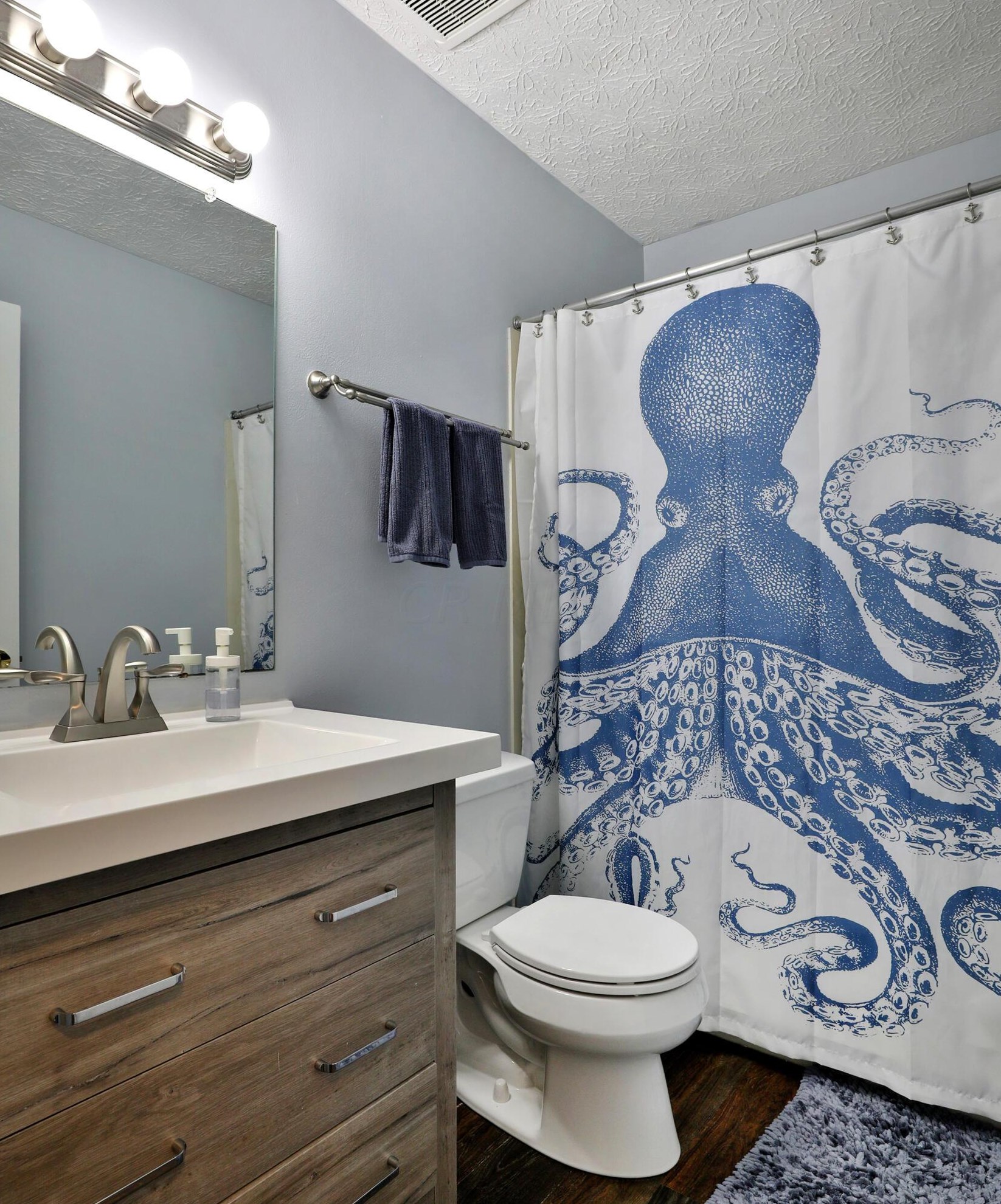 2206 Grn Is Dr, Columbus OH 43228-9432 exterior