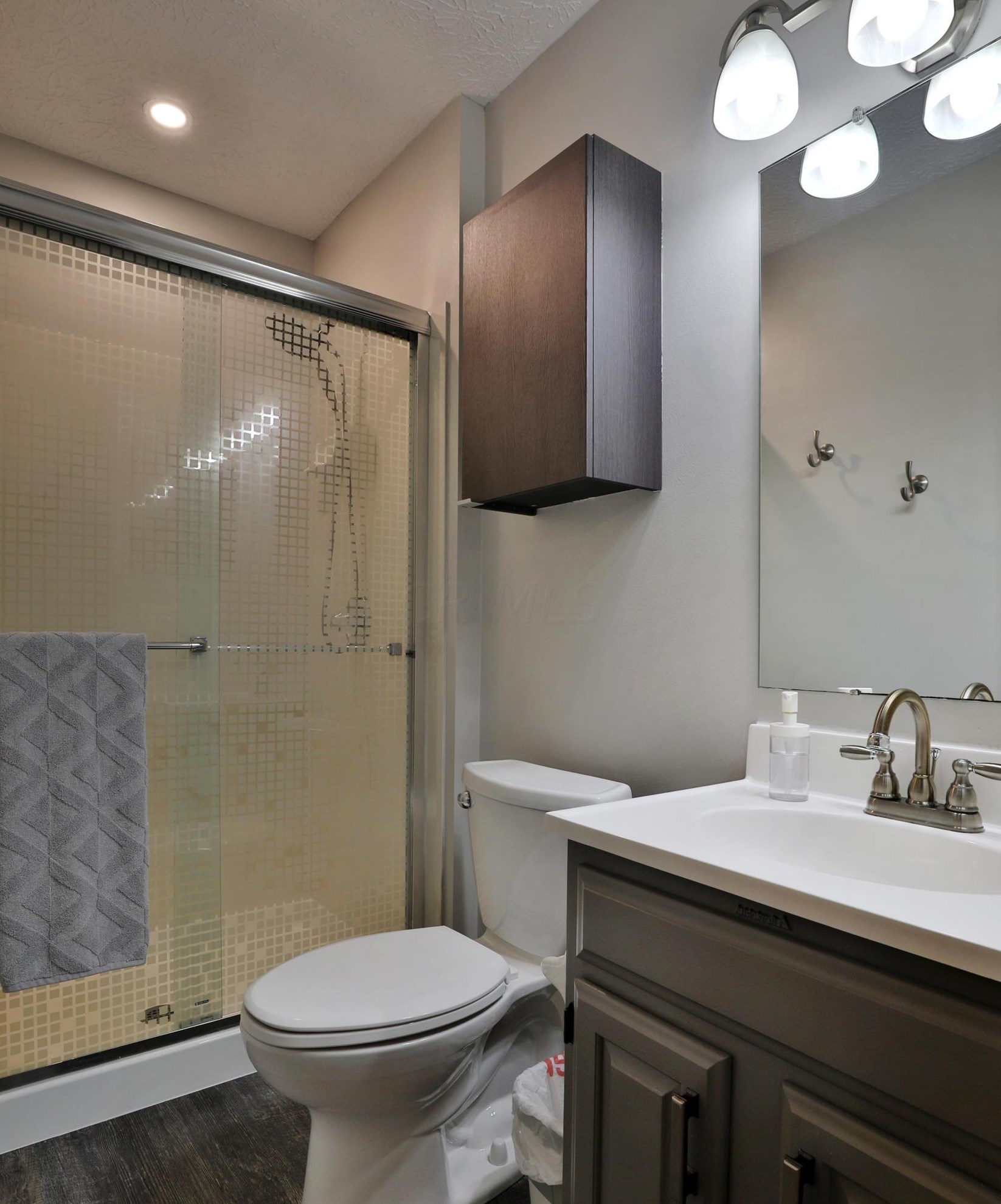 2206 Grn Is Dr, Columbus OH 43228-9432 exterior