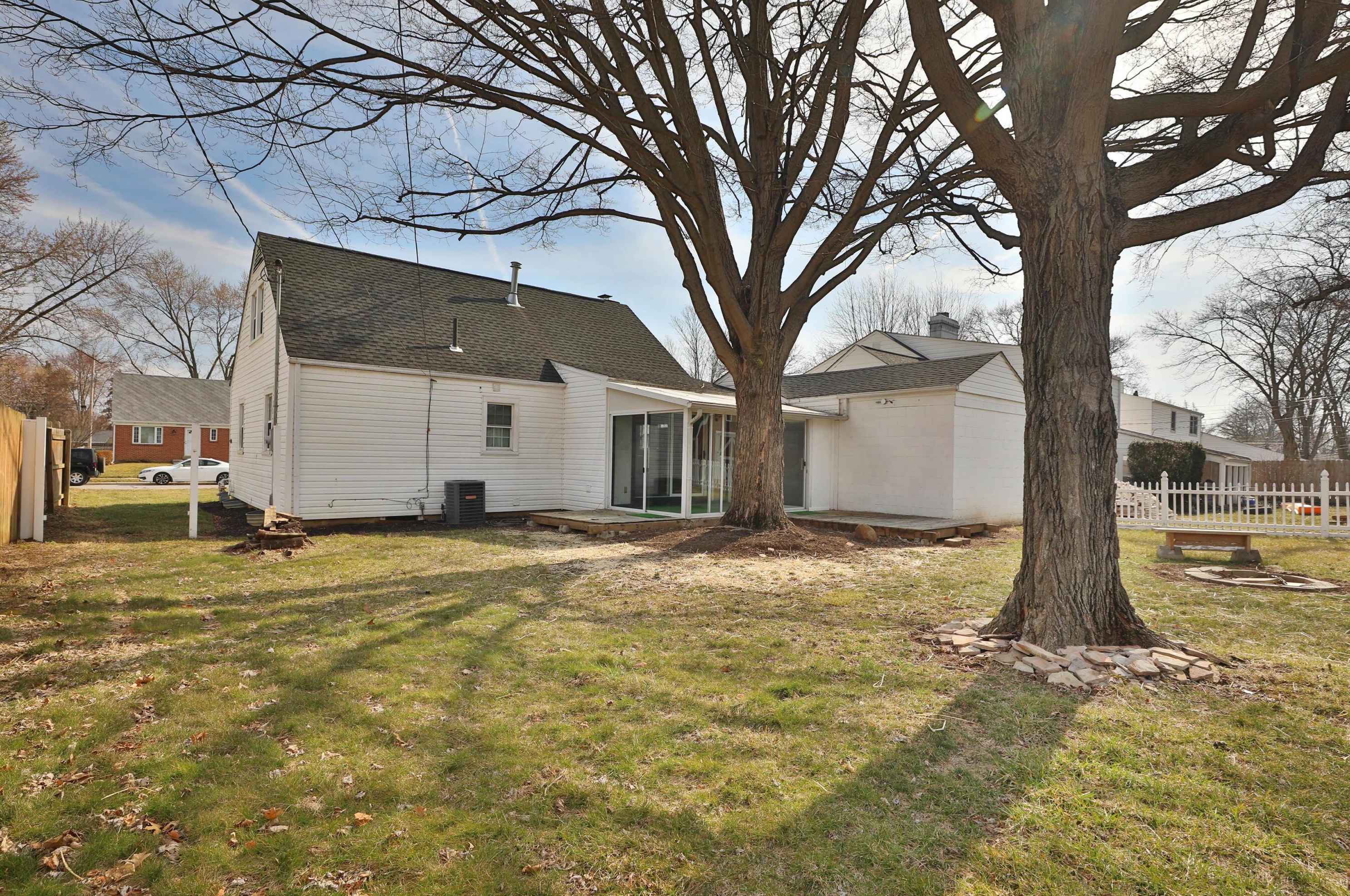 349 Danhurst Rd, Columbus OH 43228-1343 exterior