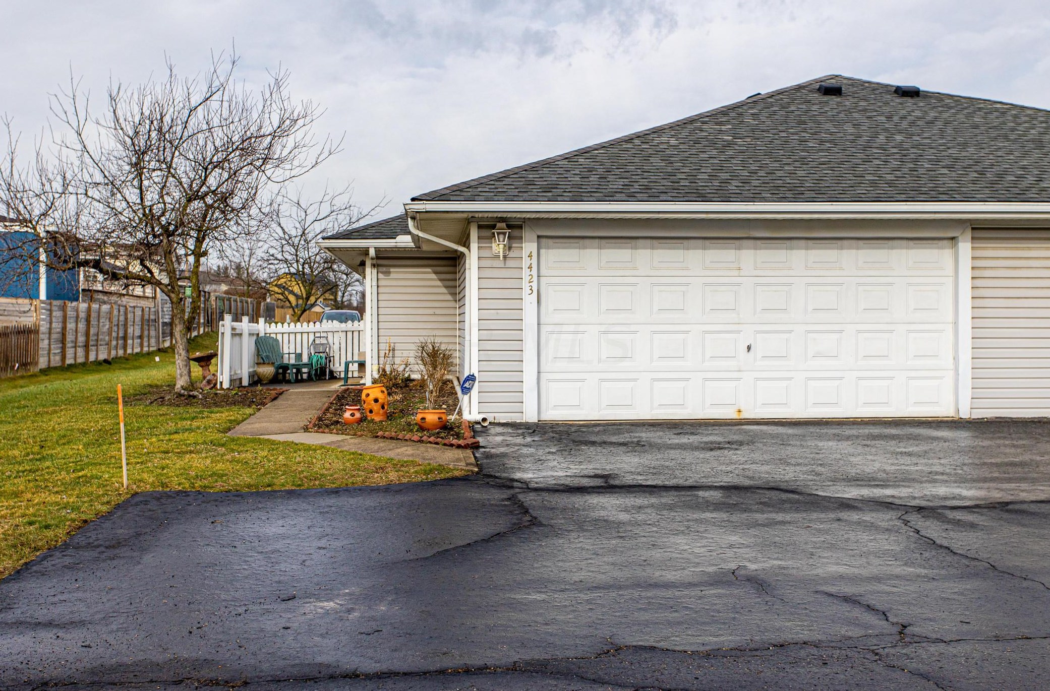 4423 Hammerton Dr, Columbus OH  43228-6410 exterior